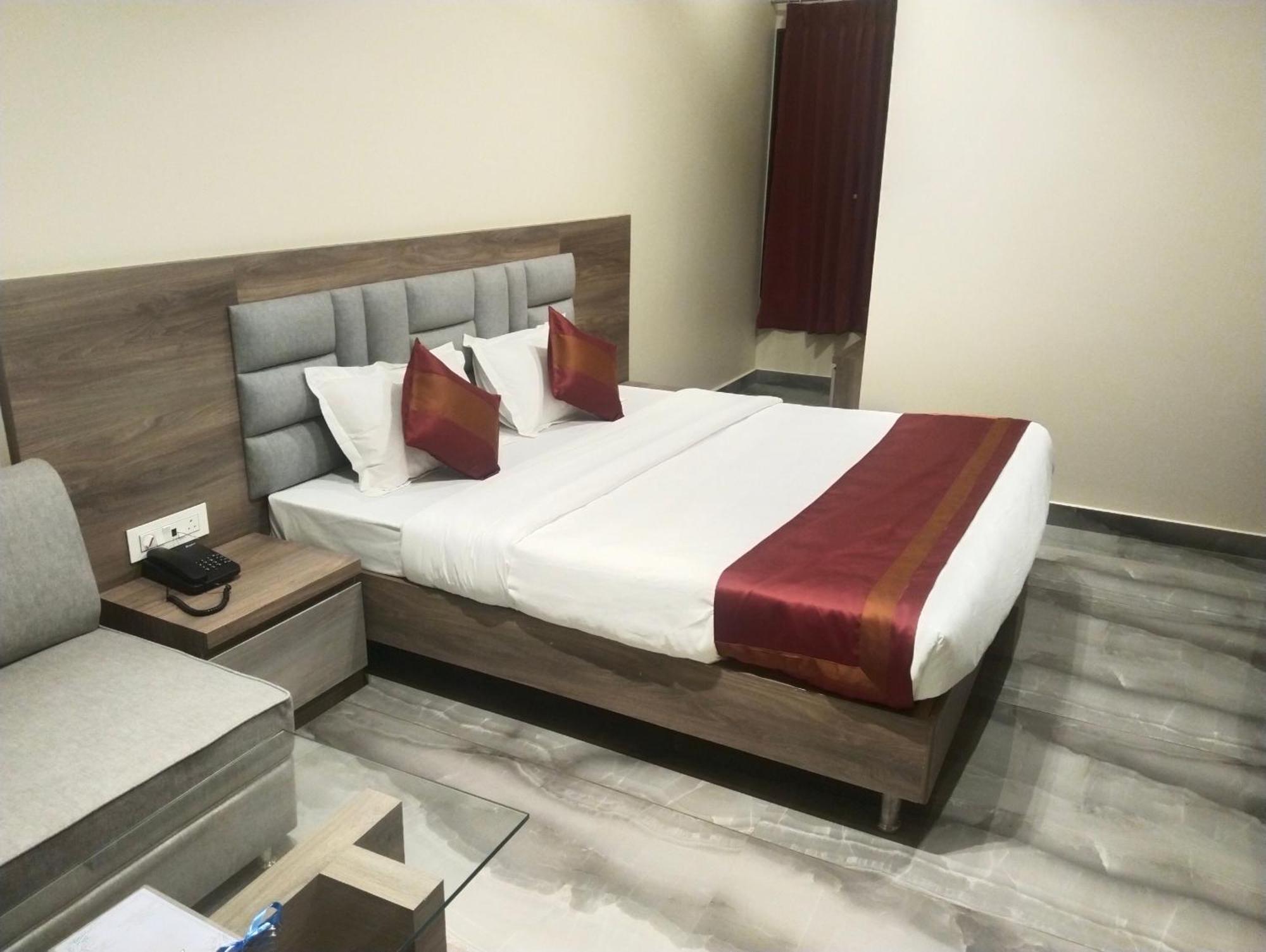 Hotel Dolly Сіліґурі Екстер'єр фото
