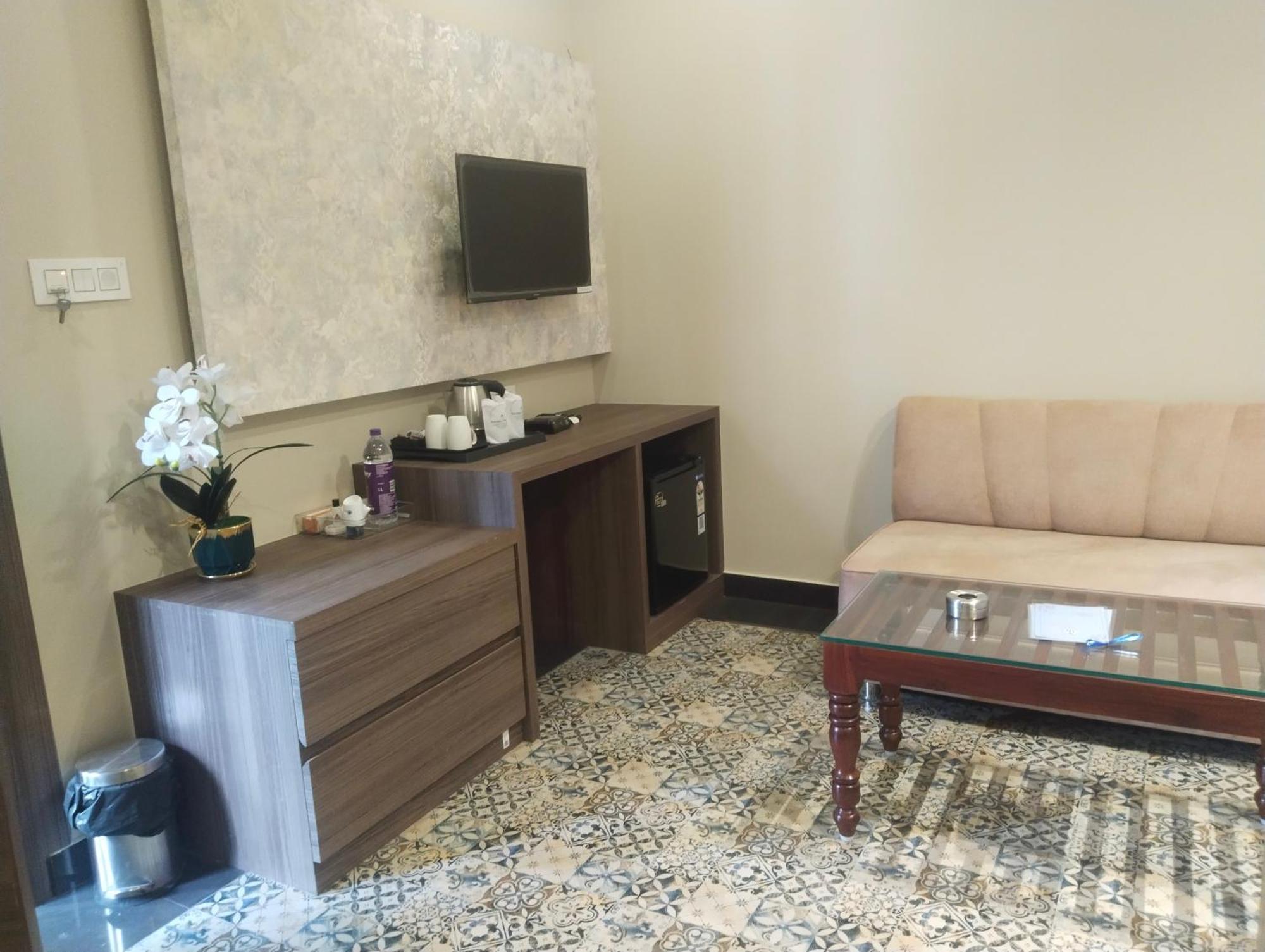 Hotel Dolly Сіліґурі Екстер'єр фото